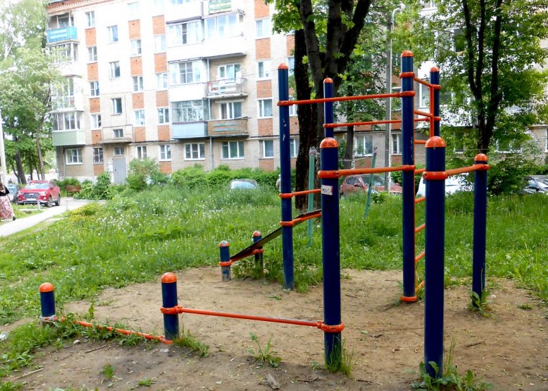Площадка для воркаута в городе Сергиев Посад №12416 Маленькая Современная фото