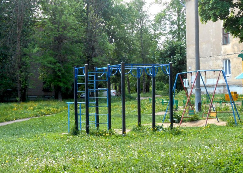 Площадка для воркаута в городе Сергиев Посад №12415 Маленькая Современная фото