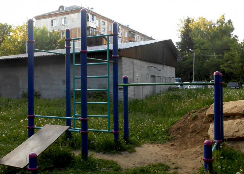 Площадка для воркаута в городе Сергиев Посад №12424 Маленькая Современная фото