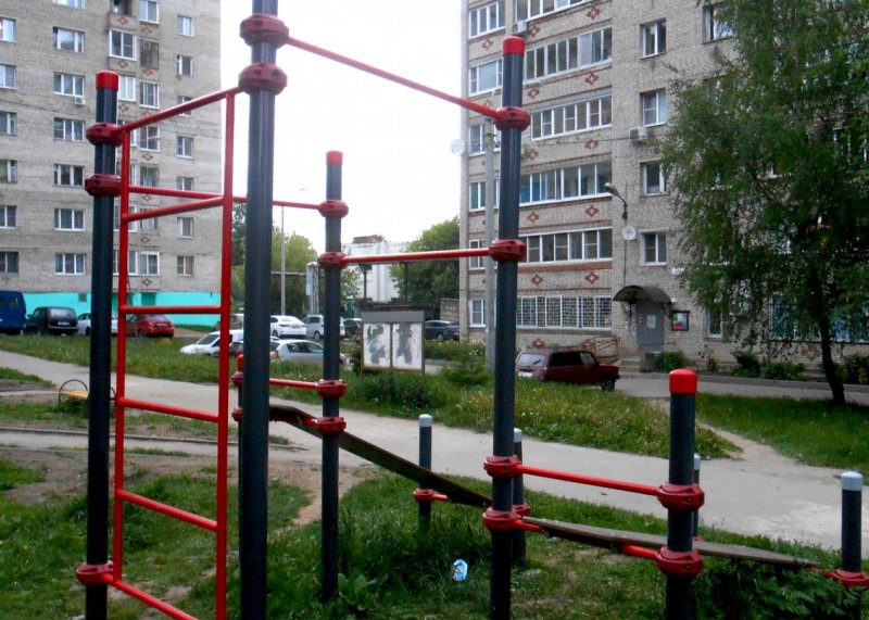 Площадка для воркаута в городе Сергиев Посад №12434 Маленькая Современная фото