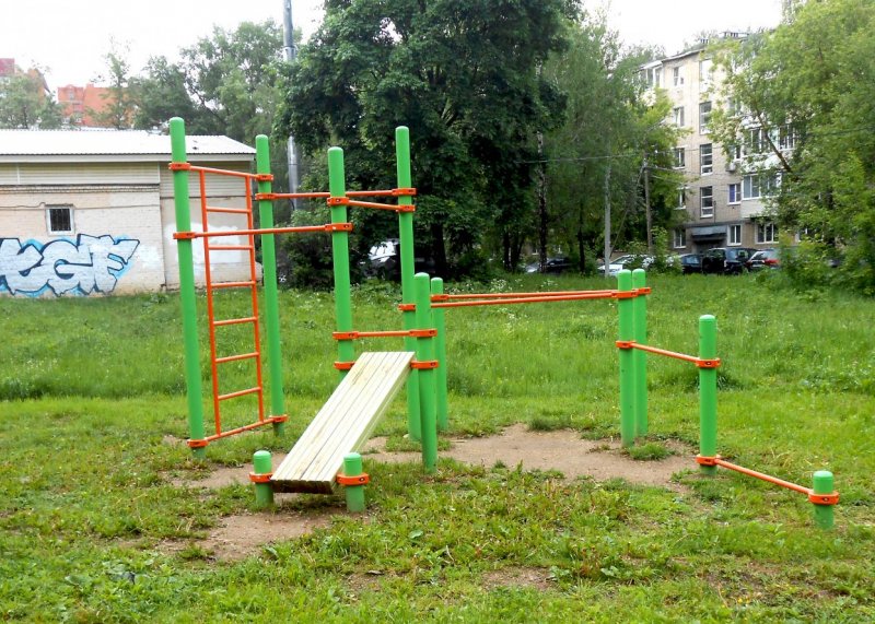 Площадка для воркаута в городе Сергиев Посад №12442 Маленькая Современная фото