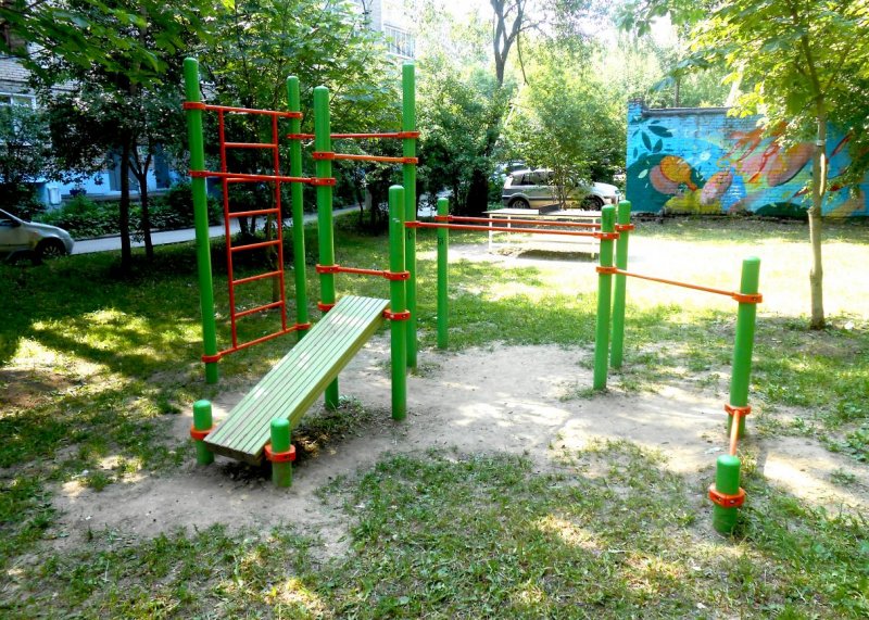 Площадка для воркаута в городе Сергиев Посад №12488 Маленькая Современная фото