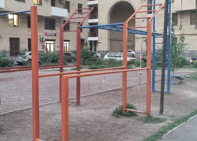 Площадка для воркаута в городе Ереван №12613 Средняя Современная фото