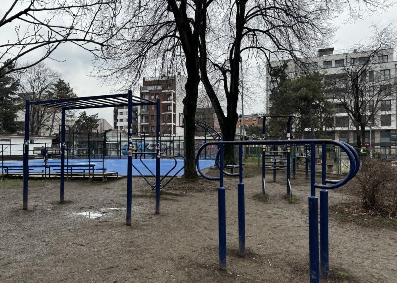 Площадка для воркаута в городе Белград №13072 Маленькая Современная фото