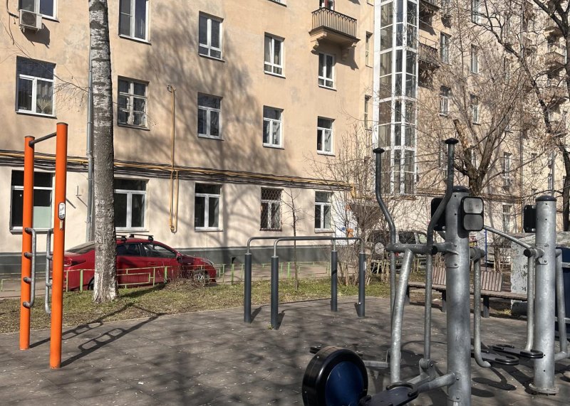 Площадка для воркаута в городе Москва №13109 Маленькая Современная фото