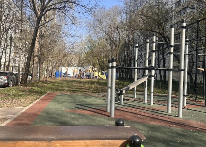 Площадка для воркаута в городе Москва №13115 Маленькая Современная фото