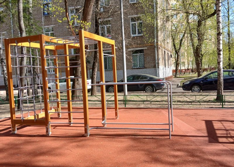 Площадка для воркаута в городе Москва №13118 Маленькая Современная фото