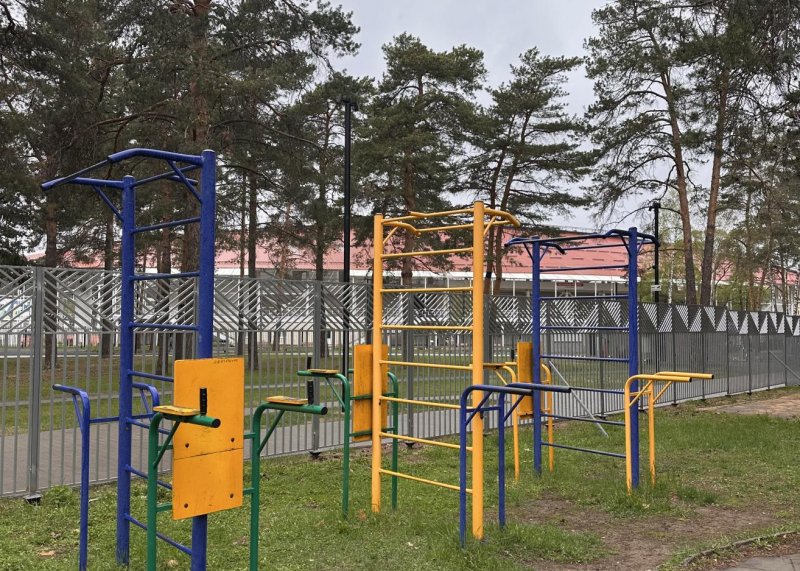 Площадка для воркаута в городе Жуковский №13124 Маленькая Современная фото