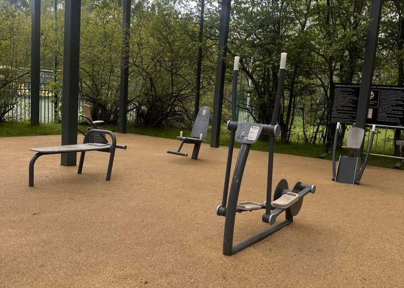 Площадка для воркаута в городе Москва №13129 Маленькая Современная фото