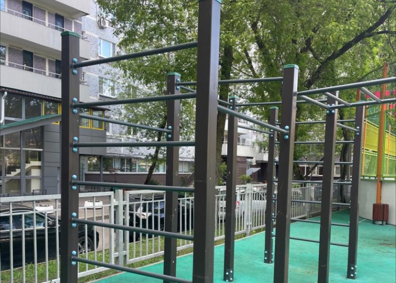 Площадка для воркаута в городе Москва №13134 Маленькая Современная фото