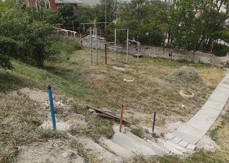 Площадка для воркаута в городе Феодосия №13139 Маленькая Современная фото