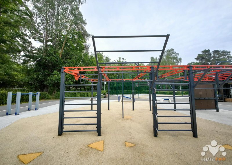 Площадка для воркаута в городе Москва №13156 Средняя Современная фото