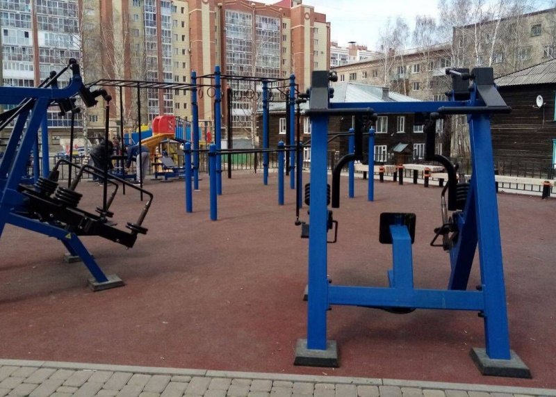Площадка для воркаута в городе Томск №13166 Маленькая Современная фото