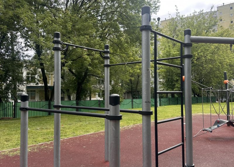 Площадка для воркаута в городе Москва №13167 Маленькая Современная фото