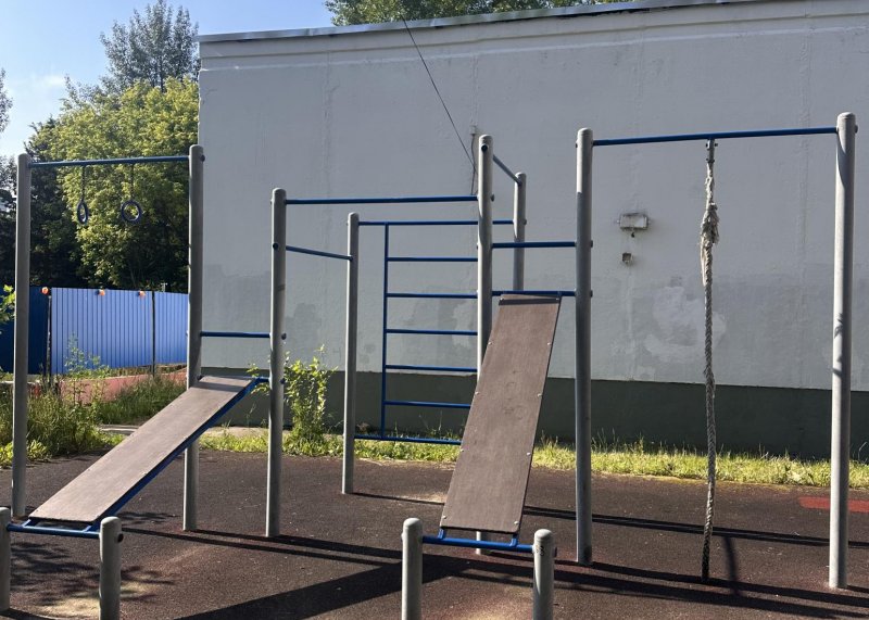 Площадка для воркаута в городе Москва №13174 Маленькая Современная фото