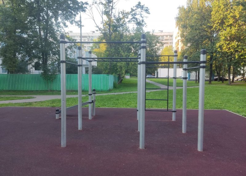 Площадка для воркаута в городе Москва №13200 Маленькая Современная фото