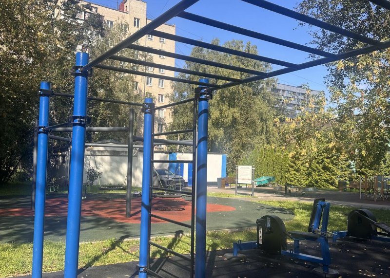 Площадка для воркаута в городе Москва №13207 Маленькая Современная фото