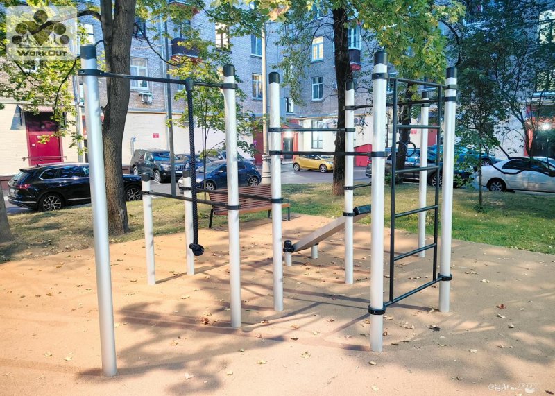 Площадка для воркаута в городе Москва №9278 Маленькая Современная фото