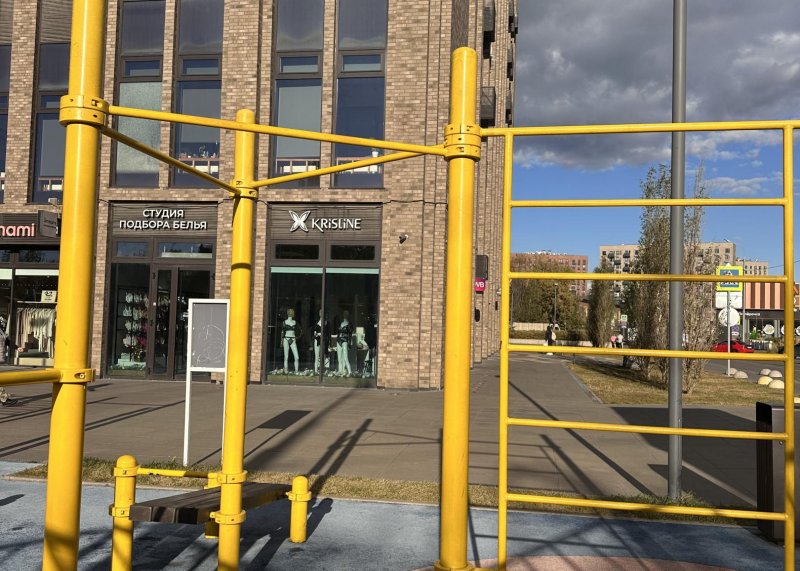 Площадка для воркаута в городе Москва №13226 Маленькая Современная фото