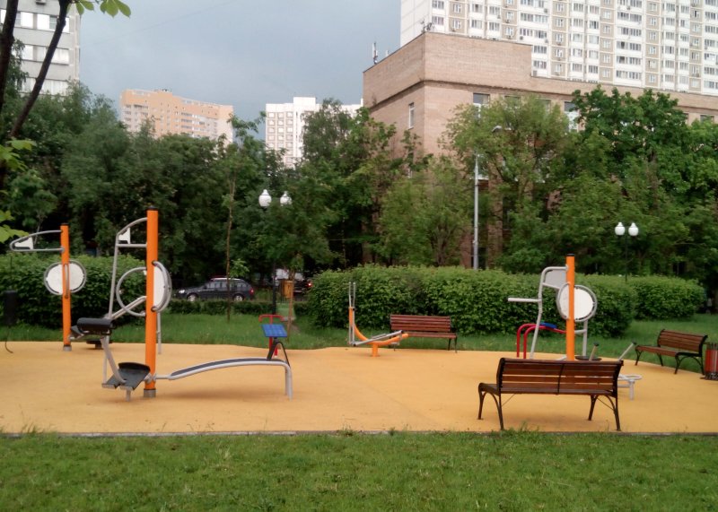 Площадка для воркаута в городе Москва №2945 Маленькая Современная фото