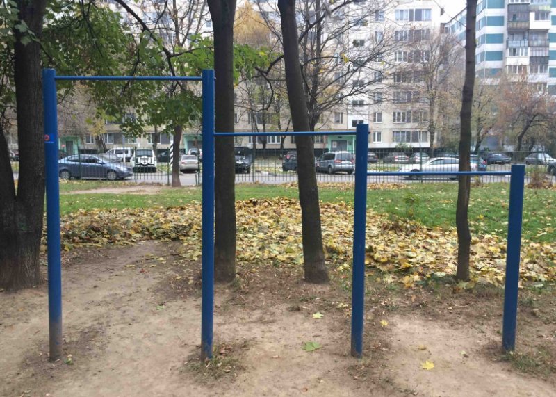 Площадка для воркаута в городе Москва №4473 Маленькая Современная фото