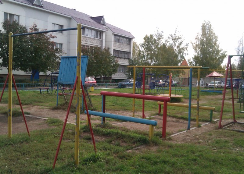 Площадка для воркаута в городе Альметьевск №1209 Маленькая Современная фото