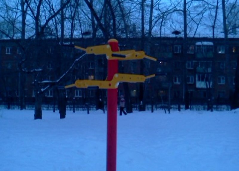 Площадка для воркаута в городе Пермь №1031 Маленькая Современная фото