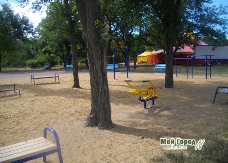Площадка для воркаута в городе Николаев №2203 Маленькая Современная фото