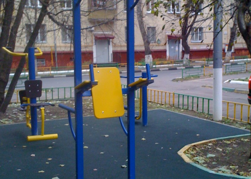 Площадка для воркаута в городе Москва №4516 Маленькая Современная фото