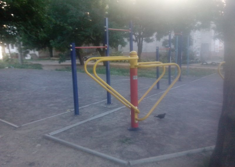 Площадка для воркаута в городе Николаев №2226 Маленькая Современная фото