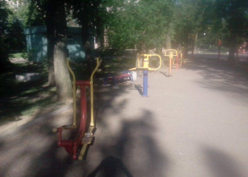 Площадка для воркаута в городе Николаев №2229 Маленькая Современная фото