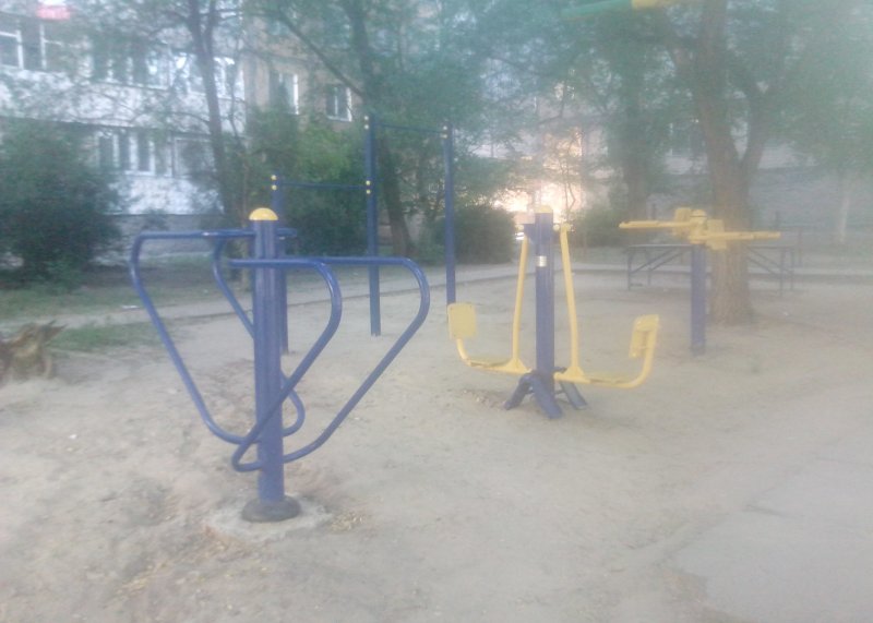 Площадка для воркаута в городе Николаев №2230 Маленькая Современная фото