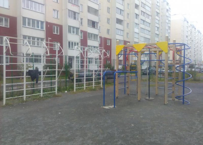 Площадка для воркаута в городе Новосибирск №4286 Маленькая Современная фото