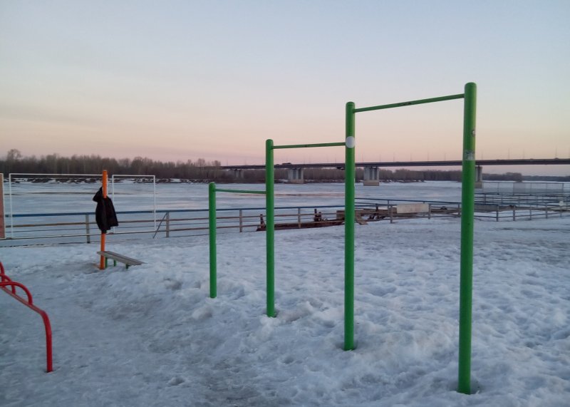 Площадка для воркаута в городе Барнаул №5032 Средняя Современная фото