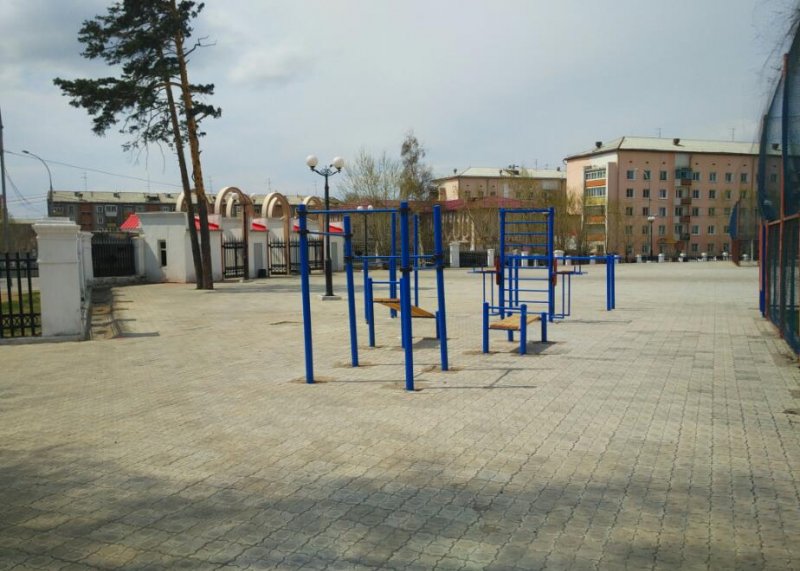Площадка для воркаута в городе Улан-Удэ №5158 Маленькая Современная фото