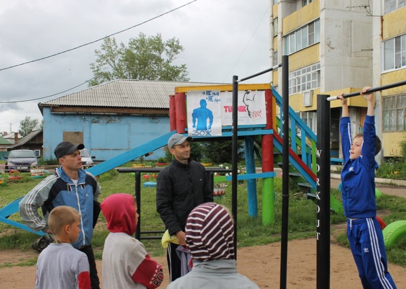 Площадка для воркаута в городе Заозёрный №4938 Маленькая Современная фото