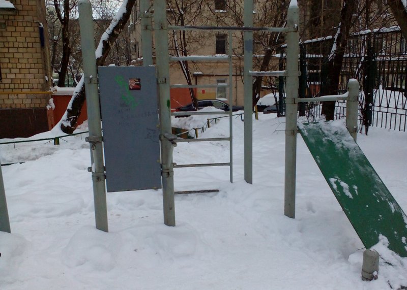 Площадка для воркаута в городе Москва №4766 Маленькая Современная фото