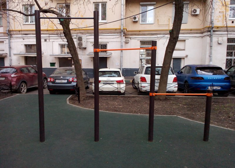 Площадка для воркаута в городе Москва №5109 Маленькая Современная фото
