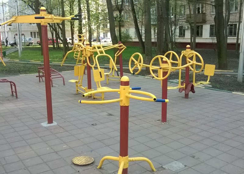 Площадка для воркаута в городе Москва №2878 Маленькая Современная фото