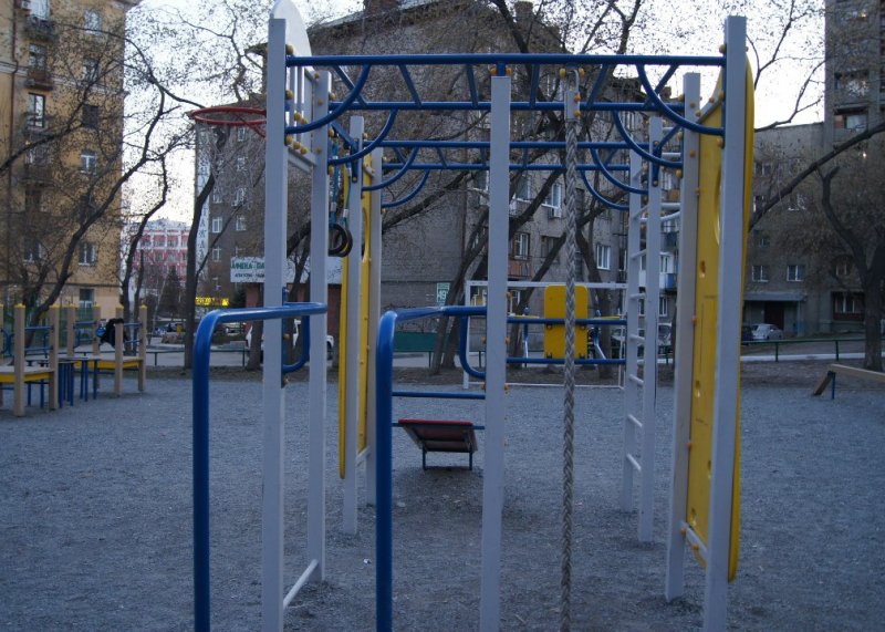 Площадка для воркаута в городе Новосибирск №792 Маленькая Современная фото
