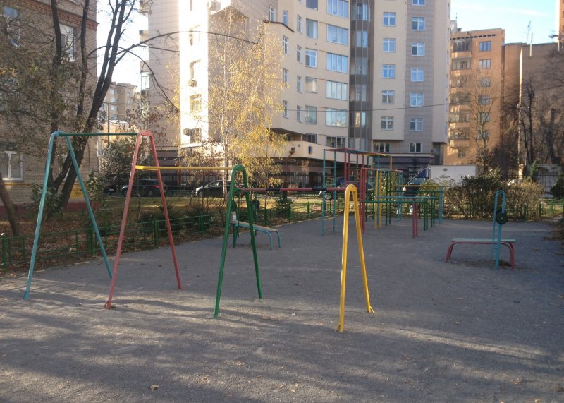 Площадка для воркаута в городе Москва №2523 Маленькая Современная фото