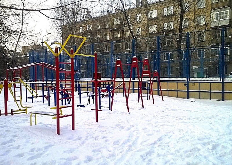 Площадка для воркаута в городе Москва №2633 Средняя Современная фото