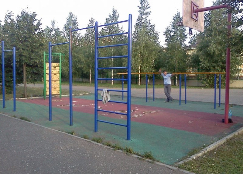 Площадка для воркаута в городе Альметьевск №1168 Маленькая Современная фото
