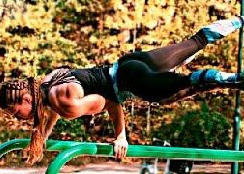 Street Workout Girl Motivation - Beautiful & Strong