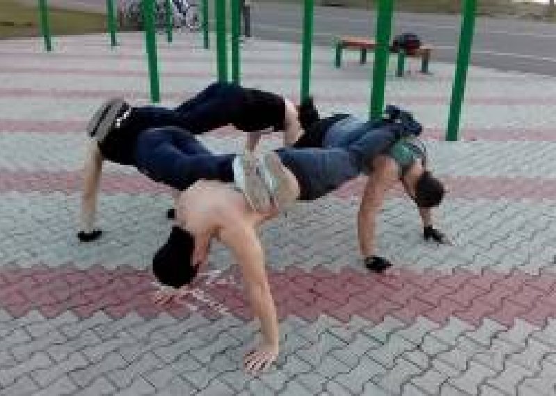 Спорт, мощь. Отжимание квадратом