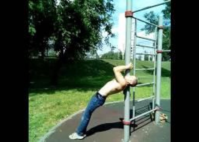 Выполнение элемента workout Dragon flag