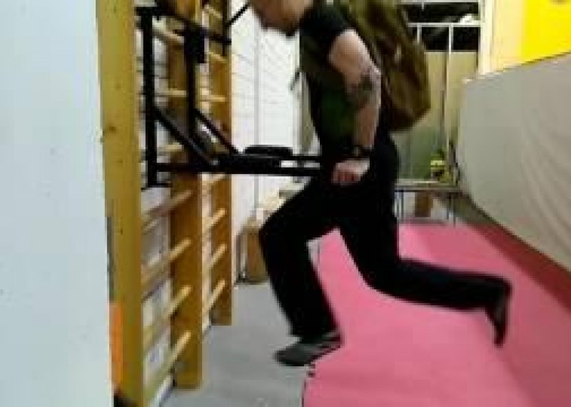 На спине +15 кг. Первый подход 20 повторов. Это второй подход 15 повторов, смотрел на технику.