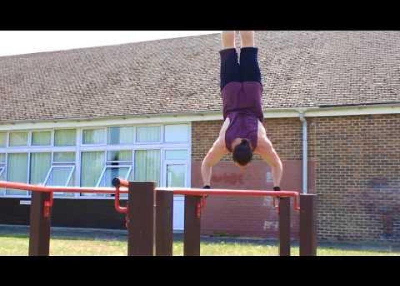 Calisthenics - Pull Up Bar Handstands and Freestyles (Street Workout)