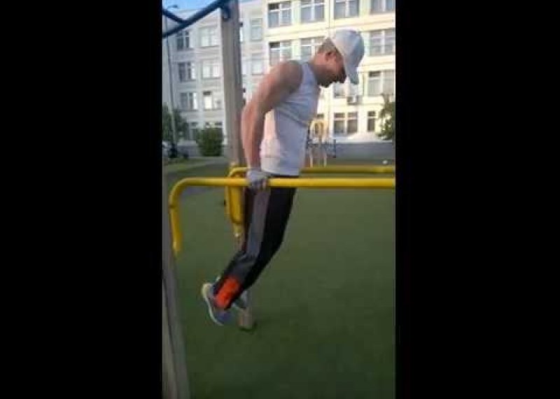 Отжимания на брусьях  100раз
